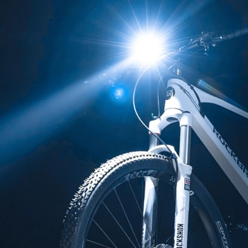 Lampka rowerowa przednia z funkcją latarki biała 600lm IPX6 USB-C - czarna