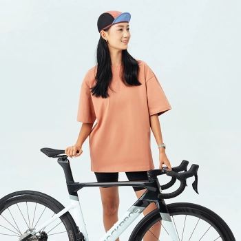 Czapka rowerowa kolarska z daszkiem pod kask - czerwona