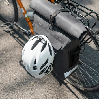 Sakwa rowerowa z funkcją plecaka wodoodporna z zaczepem na kask 18l - czarna