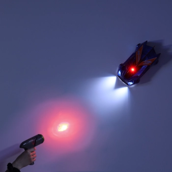 Samochód zdalnie sterowany na pilot laser jeździ po ścianie suficie szary