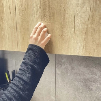 Magiczna gąbka z melaminy usuwa trudne plamy